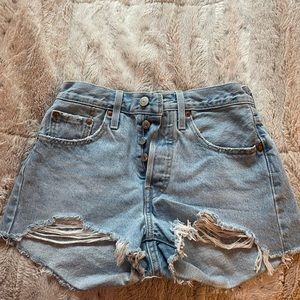 LEVIS BRAND NEW JEAN SHORTS SIZE 24 (XS) TAGS ON